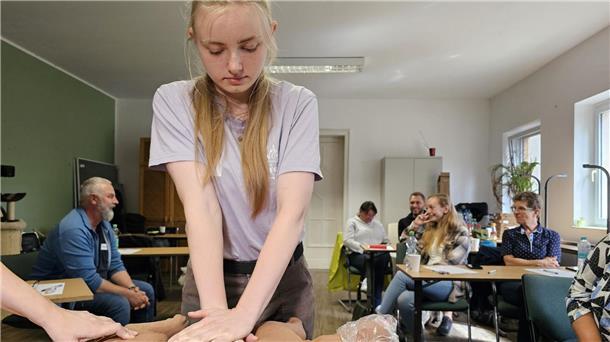 Herz-Druck-Massage beim Hund will gelernt sein Die Herz-Druck-Massage kann im Erste-Hilfe-Kurs an einem Dummyhund geübt werden.