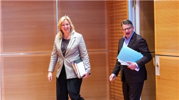 Die hessische CDU-Fraktionsvorsitzende Ines Claus und Ministerpäsident Boris Rhein vor Beginn der Pressekonferenz in der Staatskanzlei.