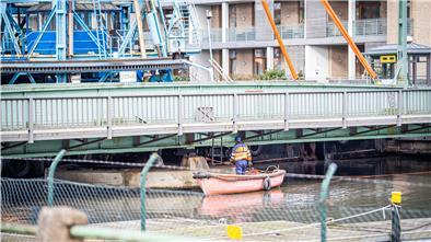 Die historische Kanalbrücke in Bremerhaven-Geestemünde klemmt. Der erste Versuch, sie auszuheben, ist gescheitert.