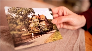 Die historische Postkarte zeigt die Kinderheilanstalt „Waldhaus“ in Bad Salzdetfurth. In diesem Heim und ähnlichen Einrichtungen soll es in der Nachkriegszeit zu Misshandlungen von Klein- und Schulkindern gekommen sein.