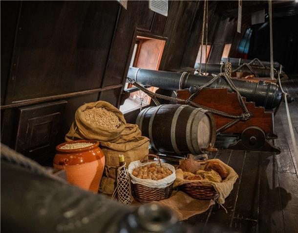 Maritime Tage Bremerhaven: So wohnt man unter Deck der schönsten Schiffe (Fotos) Die historischen Lagergüter unter Deck der „El Galeon“ vermittelt den Besuchern das Gefühl, sie würden eine Zeitreise machen.