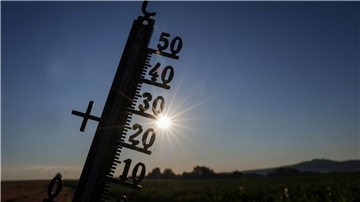 Es wird ein Thermometer gezeigt. Die Sonne scheint darauf. 