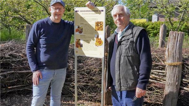 Die Hobbyimker Kai Oevermann und Manfred Struwe freuen sich auf viele Besucher auf dem neuen Bienenlehrpfad im Imkergarten in Selsingen. 