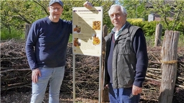 Die Hobbyimker Kai Oevermann und Manfred Struwe freuen sich auf viele Besucher auf dem neuen Bienenlehrpfad im Imkergarten in Selsingen. 
