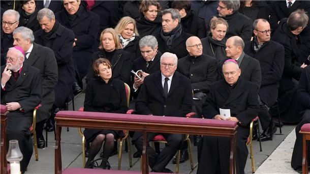 Die höchsten Vertreter der Bundesrepublik, darunter Präsident, Kanzler, Parlamentspräsidentin und Verfassungsgerichtspräsident, nehmen an der Trauerfeier teil.