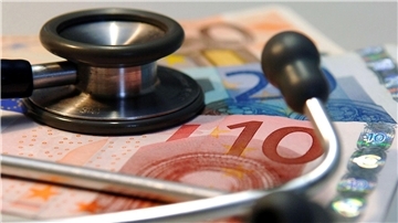 Die höheren Beiträge drohen wegen des nächsten erwarteten Milliardenlochs bei den gesetzlichen Krankenkassen.