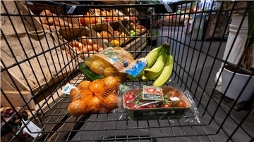 Die hohe Inflation ist seit Monaten eine Belastung für Verbraucherinnen und Verbraucher.