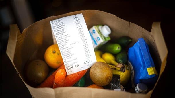 Inflation im Gesamtjahr 2023 bei 5,9 Prozent  Die hohen Lebensmittelpreise belasten Verbraucherinnen und Verbraucher.
