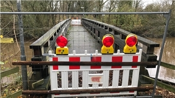 Die Holzbrücke, die von der Stieglitzstraße aus über das Sieltief ins Kultur- und Sportzentrum und zu einem Weg zu einem Discounter an der Weserstraße führt, ist gesperrt. Das Bauwerk ist marode.
