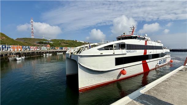 Die HSC „Nordlicht II“ legt im Helgoländer Binnenhafen an.