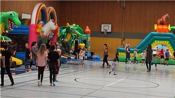 Die Hüpfburgenlandschaft in der Selsinger Sporthalle stieß auf große Resonanz.