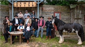 Die Hüte sitzen, das Pferd ist auch schon geputzt und gestriegelt: Die Elmtown Drifters reiten wieder. Im August startet das Country- und Westernfestival in der Westernstadt an der Geesteallee.
