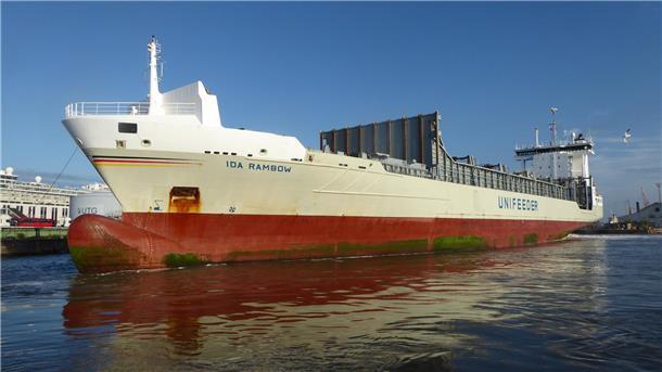 Ein Frachtschiff liegt im Hafen.