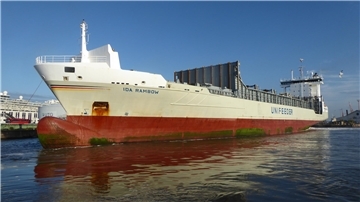 Ein Frachtschiff liegt im Hafen.