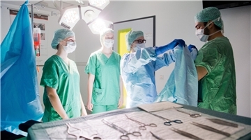 Medizinstudenten üben im „Skills Lab“ der Medizinischen Hochschule Hannover (MHH) in einem nachgebildeten OP-Raum das hygienisch korrekte Anlegen eines OP-Kittels (gestellte Szene).