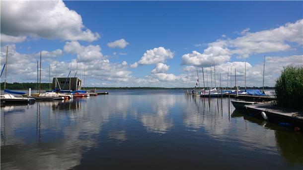 Die Idylle trügt: Der See in Bad Bederkesa ist gerade in den Uferbereichen stark verlandet. Das beeinträchtigt die Mitglieder des Wassersportvereins bei der Ausfahrt - vor allem bei Ostwind macht sich die geringe Wassertiefe störend bemerkbar.