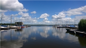 Die Idylle trügt: Der See in Bad Bederkesa ist gerade in den Uferbereichen stark verlandet. Das beeinträchtigt die Mitglieder des Wassersportvereins bei der Ausfahrt - vor allem bei Ostwind macht sich die geringe Wassertiefe störend bemerkbar.