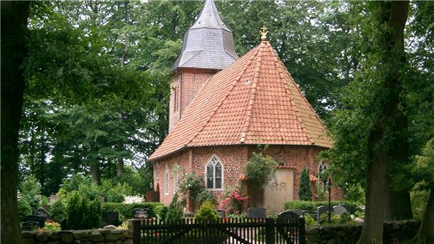 Die idyllisch gelegene Oeser Kirche zählt zu den besonders schönen Kirchen in Altkreis Bremervörde.