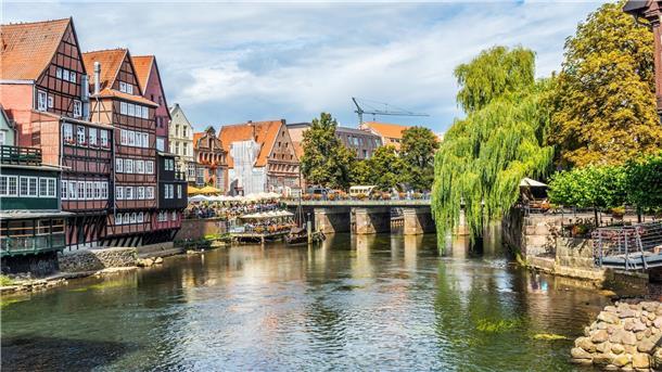 Tourismus-Boom: Die beliebtesten Städte an der Nordsee Die Ilmenau prägt das Lüneburger Stadtbild.