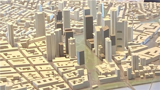 Frankfurt plant Hochhauspromenade Die im Modell weißen Hochhäuser stehen bereits, die dunkelgrauen wären nach dem neuen Hochhausentwicklungsplan möglich, die hellgrauen waren schon im Plan von 2008 vorgesehen.