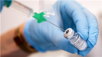 Die Impfeinladungen für Menschen mit Vorerkrankungen könnten in Bremen und Bremerhaven bald von den Krankenkassen kommen.