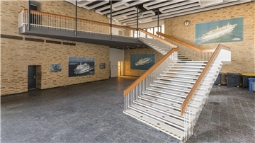 Die imposante Treppe im Foyer des Columbusbahnhofs besticht noch heute durch ihre Eleganz.