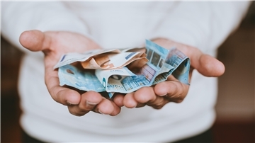 Die Inflation liegt auf einem Rekordhoch. Auch die mühsam erarbeiteten Finanzpolster auf dem Konto verlieren an Wert.