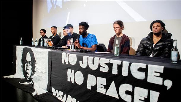 Die Initiative „Gerechtigkeit für Lorenz“ kritisiert die bisherigen Ermittlungen von Polizei und Staatsanwaltschaft zum Tod des 21-Jährigen als lückenhaft. 