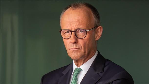 Kanzler Friedrich Merz.  Die Initiative „Mut zum Frieden“ demonstriert beim Besuch von Kanzler Merz in Bremerhaven gegen die militärische Nutzung der Häfen und fordert zivile Zukunftsinvestitionen.