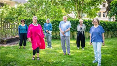 Die Initiative Stadtglück (hintere Reihe von links): Stephanie Klotz, Jochen Hertrampf und Felke Schloßhauer haben die Gewinner des Schreibwettbewerbs zur Innenstadt gekürt (vorne, von links): Irene Ullrich-Leimbach, Wolfgang Tuttlies-Kolberg und Barbara Laue.