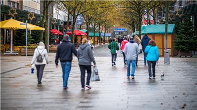Die Innenstadt in Bremerhaven. SPD-Parteichef Günthner erklärt, wie man die Zukunft gestalten möchte. Im Bild: Schlendernde Passanten beim Einkaufsbummel.