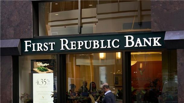 JP Morgan Chase übernimmt First Republic Bank Die ins Straucheln geratene US-Bank First Republic wird vom Finanzkonzern JP Morgan Chase übernommen.