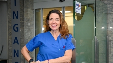 Die Intensivmedizinerin und Oberärztin Dr. Ulrike Leitner (46) behandelt auf der Intensivstation im Ameos-Klinikum Mitte Covid-Patienten.