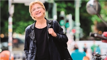 Die international gefeierte Violinistin Antje Weithaas tritt im 7. Sinfoniekonzert Bremerhaven sowohl als Solistin als auch Dirigentin auf.