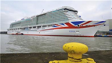Die "Iona" an der Ausrüstungskaje der Meyer Werft.