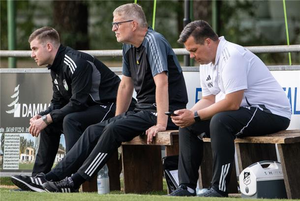 Die Ippenser Trainer Timo Peters und Holger Dzösch und Teammanager Michael Narawitz (von links) müssen für das Spiel in Oyten vor allem im Offensivbereich neue Lösungen finden.