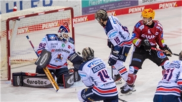 Die Iserlohn Roosters schauen zum Duell in der Bremerhavener Eisarena vorbei.