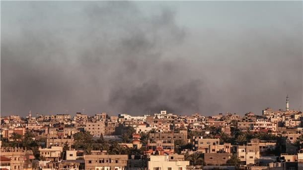 Die israelische Botschaft in Madrid wies auf X die Aussage der spanischen Verteidigungsministerin Margarita Robles, in Gaza geschehe „ein wahrer Völkermord“, zurück.
