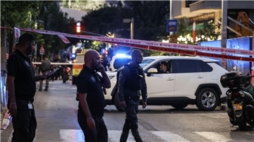 Die israelische Polizei sperrt den Tatort in Tel Aviv ab.