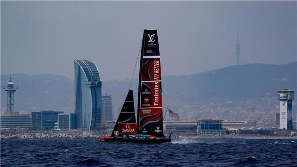America’s Cup: Neuseelands Jacht bei Kranunfall beschädigt Die Jacht von Titelverteidiger Neuseeland wurde bei einem Unfall schwer beschädigt.