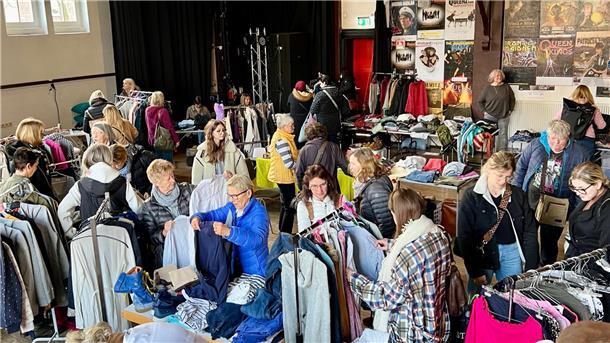 „Fräulein Floh“: Wo Nordenhamer Frauen auf Schnäppchenjagd gehen Frauen bei einem Flohmarkt in der Jahnhalle in Nordenham