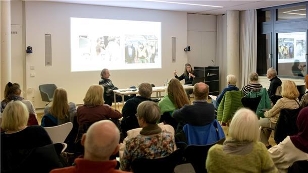 Die Journalistin Andrea Röpke in der Arbeitnehmerkammer beim Vortrag über Rechtsextremismus.