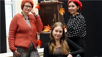 Die JUB-Leiterin und Regisseurin Bianca Sue Henne (links) sowie die Schauspielerinnen Arina Belanova (vorne) und Coco Plümer freuen sich auf das Experiment, ein Stück zweisprachig aufzuführen.
