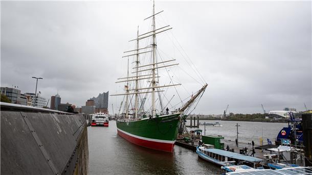 Die "Rickmer Rickmers" an den Landungsbrücken in Hamburg