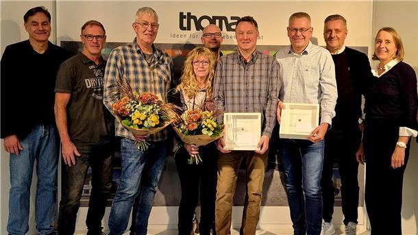 Die Jubilare Barthold Fehlauer, Rita Meyer, Jens Queisser und Thomas Heins – umrahmt von der Geschäftsführung und den Abteilungsleitern. 