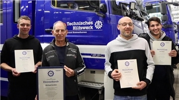 Die Jubilare des THW Bremerhaven von links: Philip Gulde (10 Jahre THW), Michael Jorden (50 Jahre THW), Dennis Bruns (25 Jahre THW) und Joen Bulut (10 Jahre THW).
