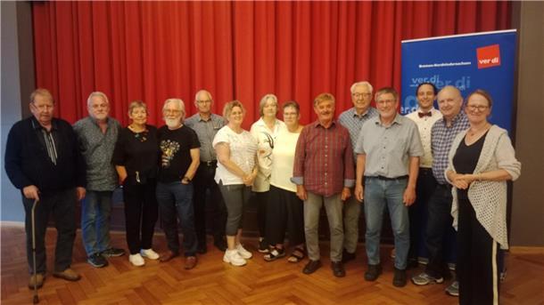 Gruppenfoto im "Elsdorfer Hof". Die Jubilarinnen und Jubilare, der Verdi-Ortsvereinsvorsitzende und die stellvertretende Geschäftsführerin des Verdi-Bezirks Bremen-Nordniedersachsen stellen sich im „Elsdorfer Hof“ zum Gruppenfoto auf.