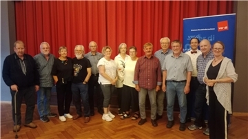 Gruppenfoto im "Elsdorfer Hof". Die Jubilarinnen und Jubilare, der Verdi-Ortsvereinsvorsitzende und die stellvertretende Geschäftsführerin des Verdi-Bezirks Bremen-Nordniedersachsen stellen sich im „Elsdorfer Hof“ zum Gruppenfoto auf.