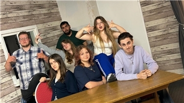 Acht stehende und sitzende junge Leute. Die Jugendgruppe „Tusculum“ 
