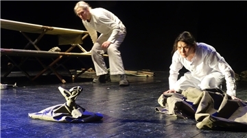 Die jungen Soldaten werden alle von Frauen gespielt. Sie sind in dem dokumentarischen Theaterstück „Komme bald!“ ganz in Weiß gekleidet, wie um ihre Unschuld zu betonen.